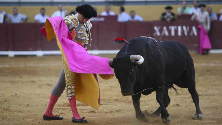 Enrique Ponce, durante una corrida en la plaza de toros de Xàtiva