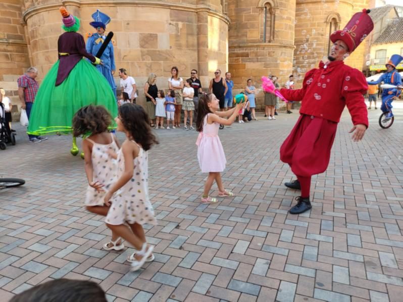 Pasacalles en la Feria de Productos de la Tierra de Benavente. | E. P.