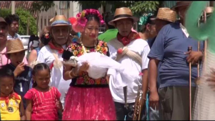 El alcalde de un pueblo de México se casa con un cocodrilo