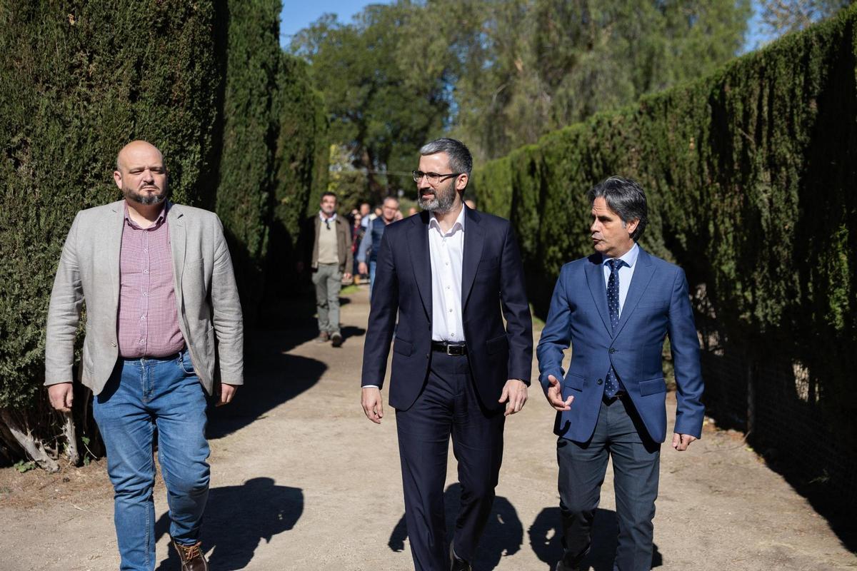 El delegado del Gobierno, Francisco Lucas; escoltado por el secretario general del PSOE de Cartagena, Manuel Torres (i) y el presidente de la Mancomunidad de los Canales del Taibilla, Juan Cascales.