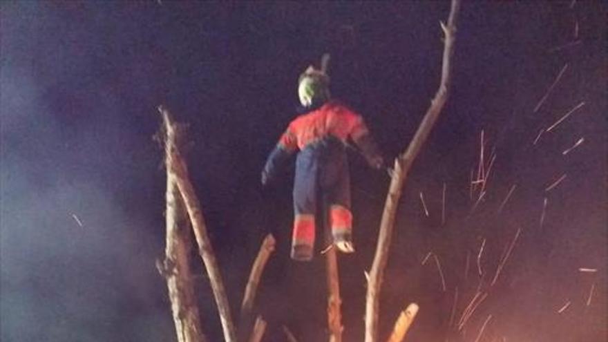 Jornada festiva en torno al fuego de San Antón