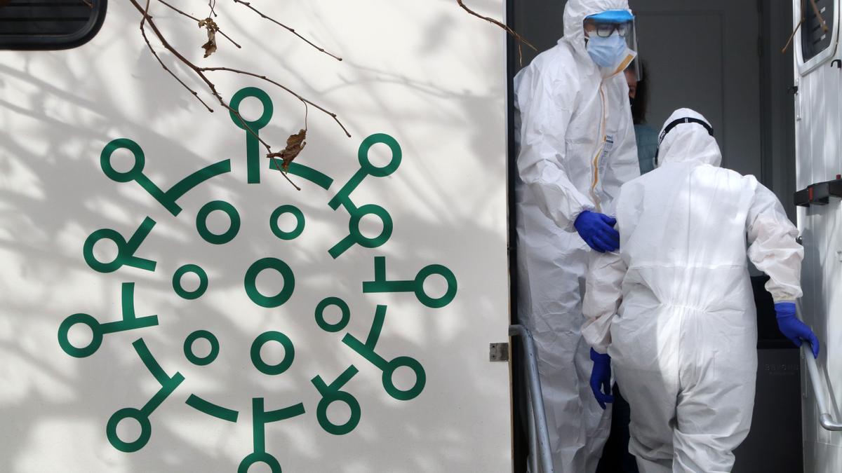 Un grupo de sanitarios, preparados para hacer test rápidos de antígenos.