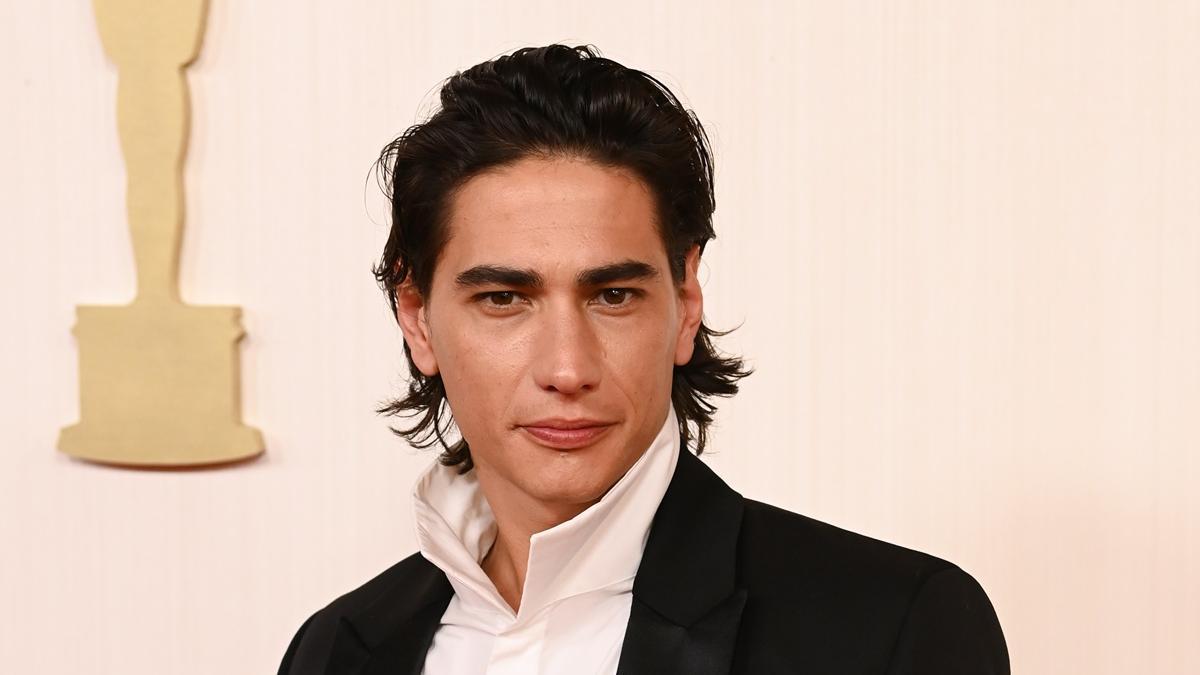 La alfombra roja de los Oscars 2024 SE PARALIZA con la llegada de Enzo Vogrincic: ¿qué lleva en la chaqueta?