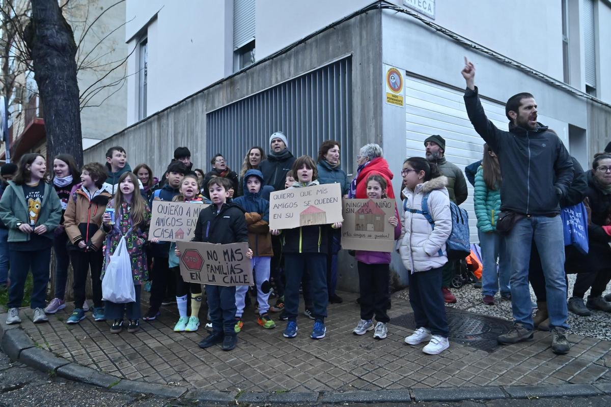 En imágenes I Los vecinos intententan paralizar el desahucio de Hamza y su familia en Torrero