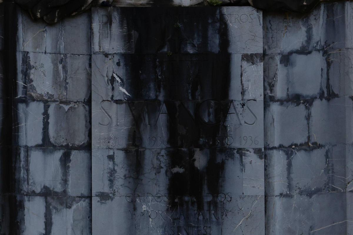 La polémica por el "Héroes del Simancas" de Gijón también está en la calle: partidarios y detractores entre quienes la ven a diario (en imágenes)