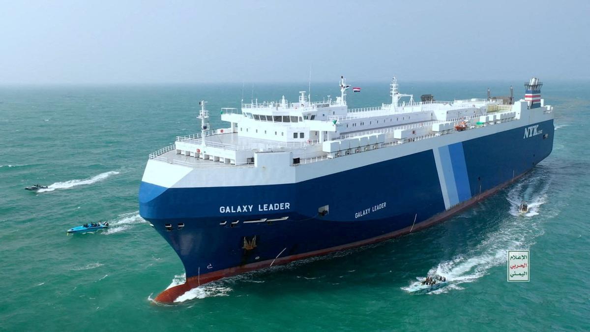 Barcos de rebeldes hutíes rodean el barco carguero Galaxy Leader, el pasado 20 de noviembre, en el mar Rojo.