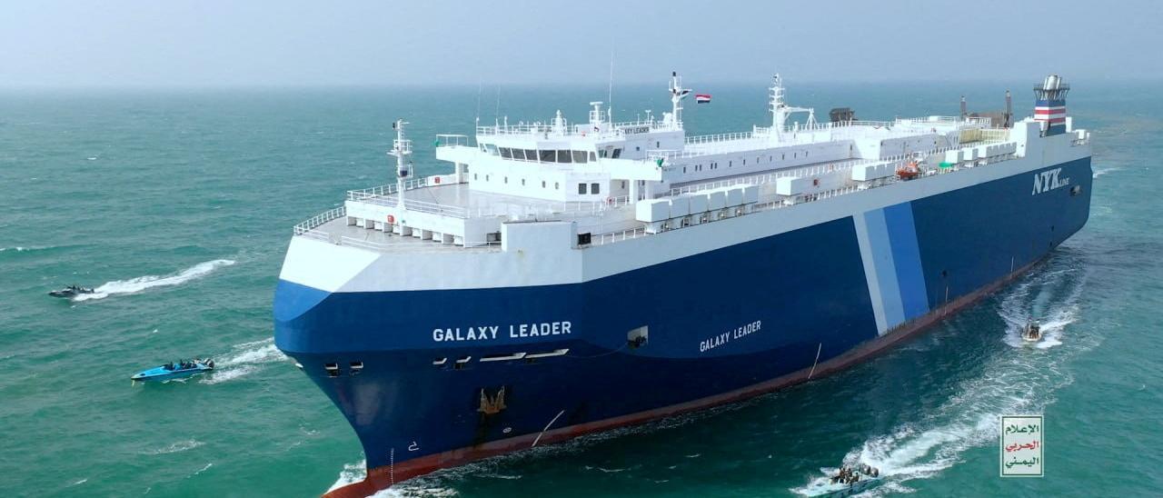 Barcos de rebeldes hutíes rodean el barco carguero Galaxy Leader, el pasado 20 de noviembre, en el mar Rojo.