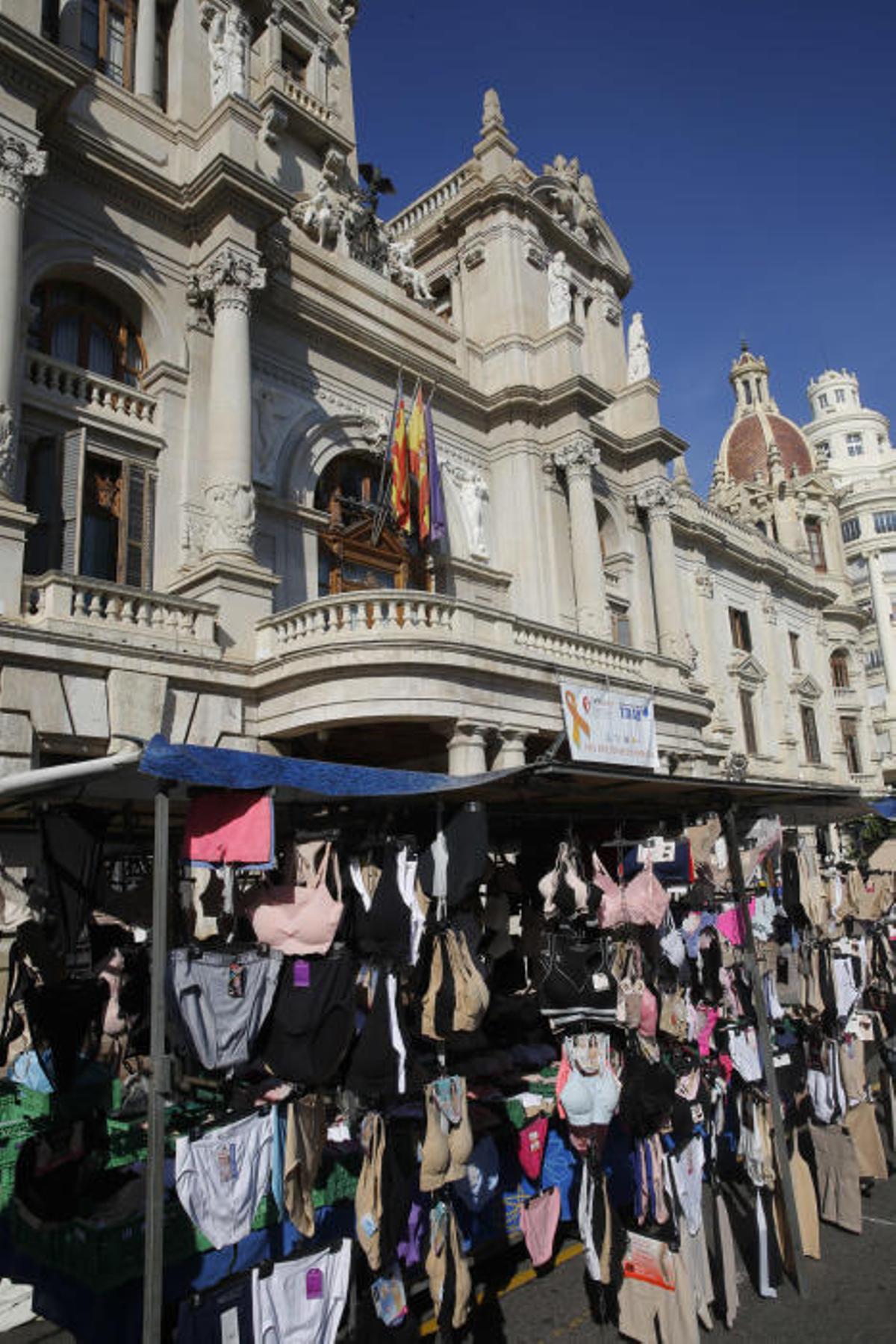 Mercadillo en la plaza del Ayuntamiento de València Mercadillo en la plaza del Ayuntamiento de València