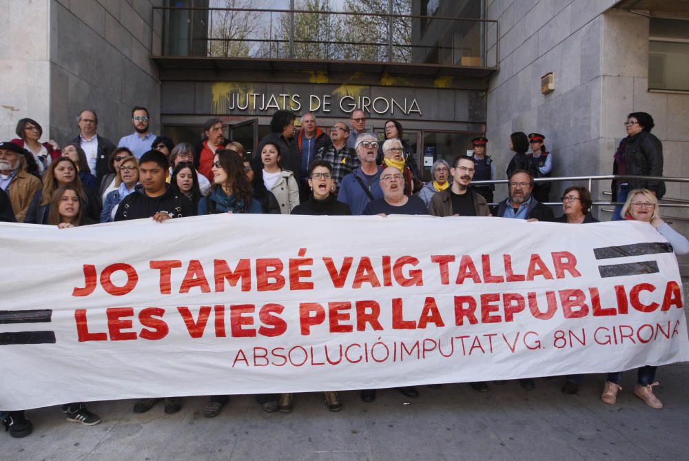 Concentració de suport al noi encausat pel tall a les vies del tren