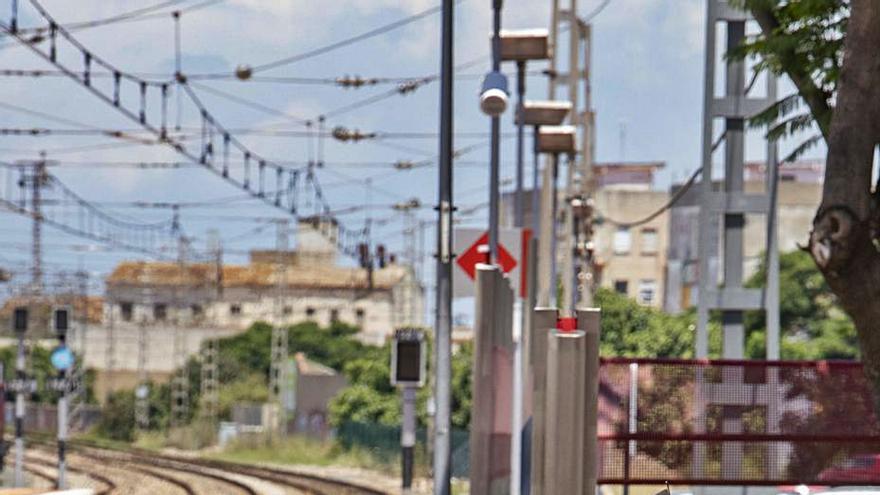 Pasajeros a la espera de un tren en Algemesí, ayer. | PERALES IBORA