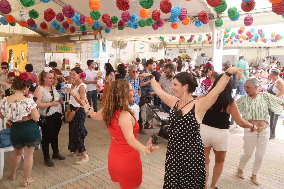 El ambiente familiar gana protagonismo en el recinto ferial pese al calor de la jornada