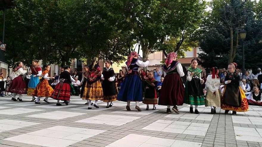 Integrantes del grupo infantil Tío Babú, durante una actuación ofrecida en San Francisco.