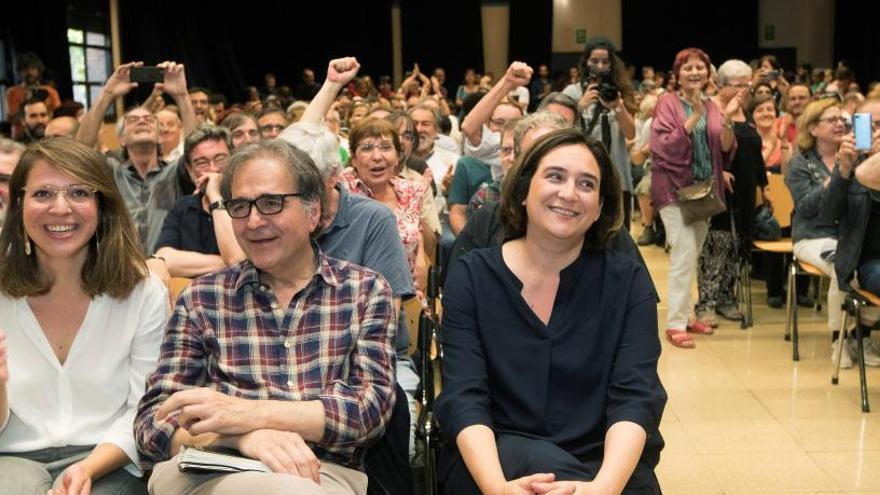 Ada Colau (d), junto a Joan Subirats (c) y Janet Sanz (i).