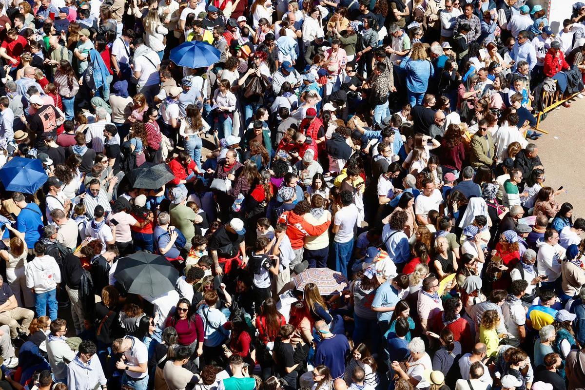 Fallas 2026: Se amplía el perímetro de seguridad al agrietarse un ninot de la falla municipal como consecuencia del viento