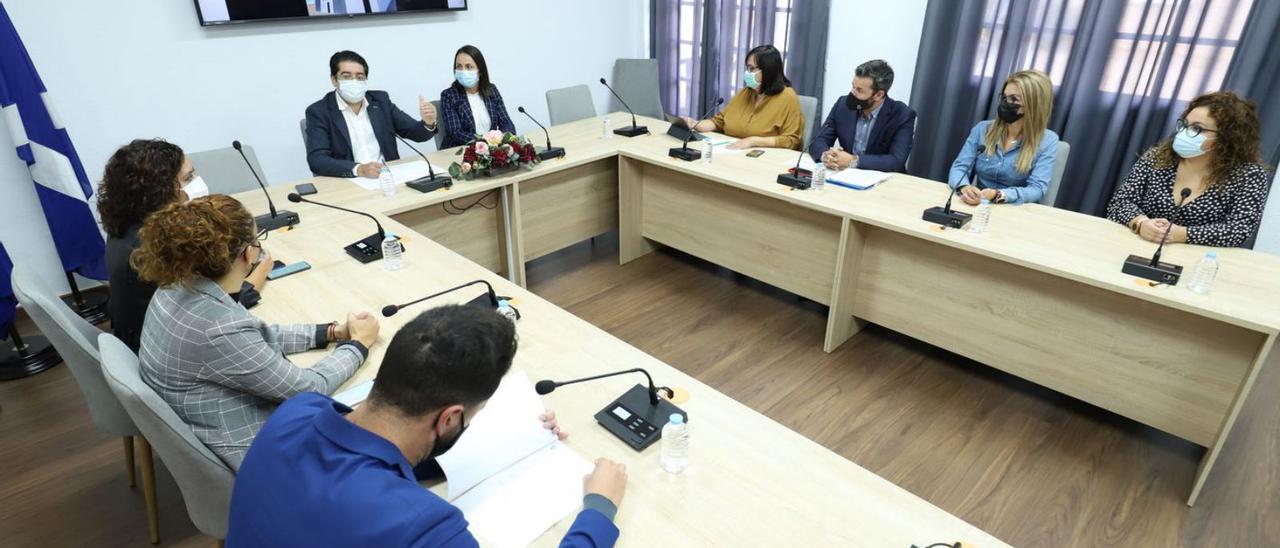 Pedro Martín y Esther Morales presidieron la reunión celebrada en El Tanque, ayer.