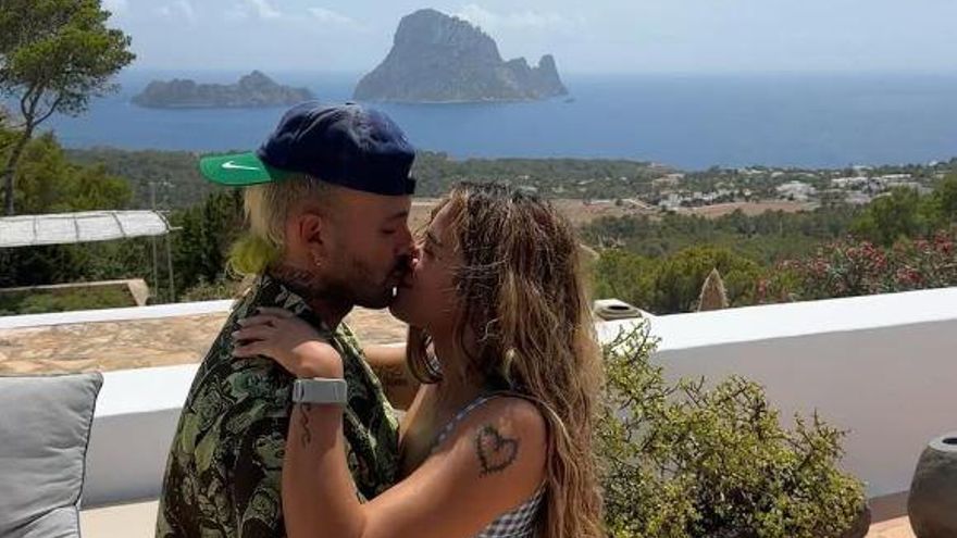 Karol G y Feid siguen de relax en Ibiza: &quot; Voy a gozar la vida mientras respiro. Mi miedo no es morir, es no haber vivido&quot;