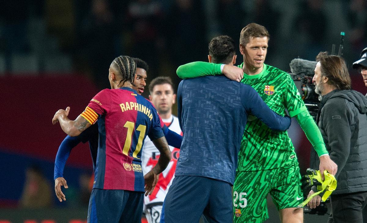 Lewandowski felicita a Szczesny tras el sufrido triunfo sobre el Rayo Vallecano en Montjuïc.