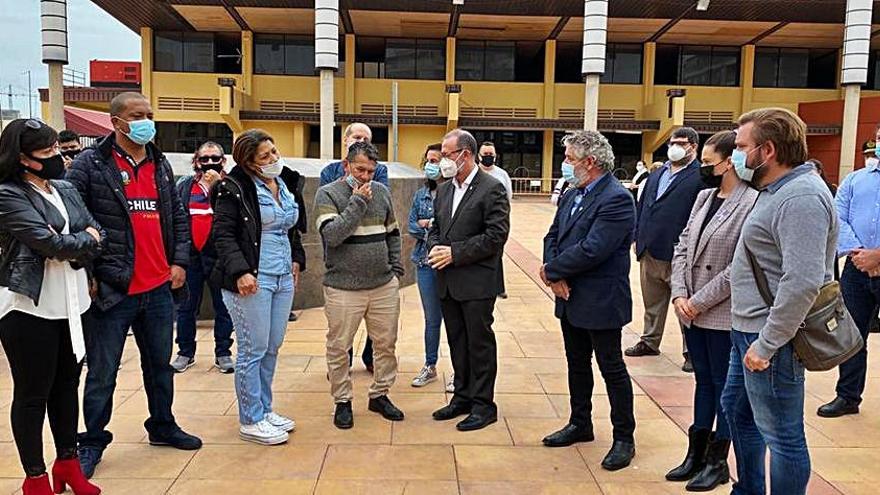 Los padres de Camila, en el centro, ayer con el alcalde. | INFORMACIÓN