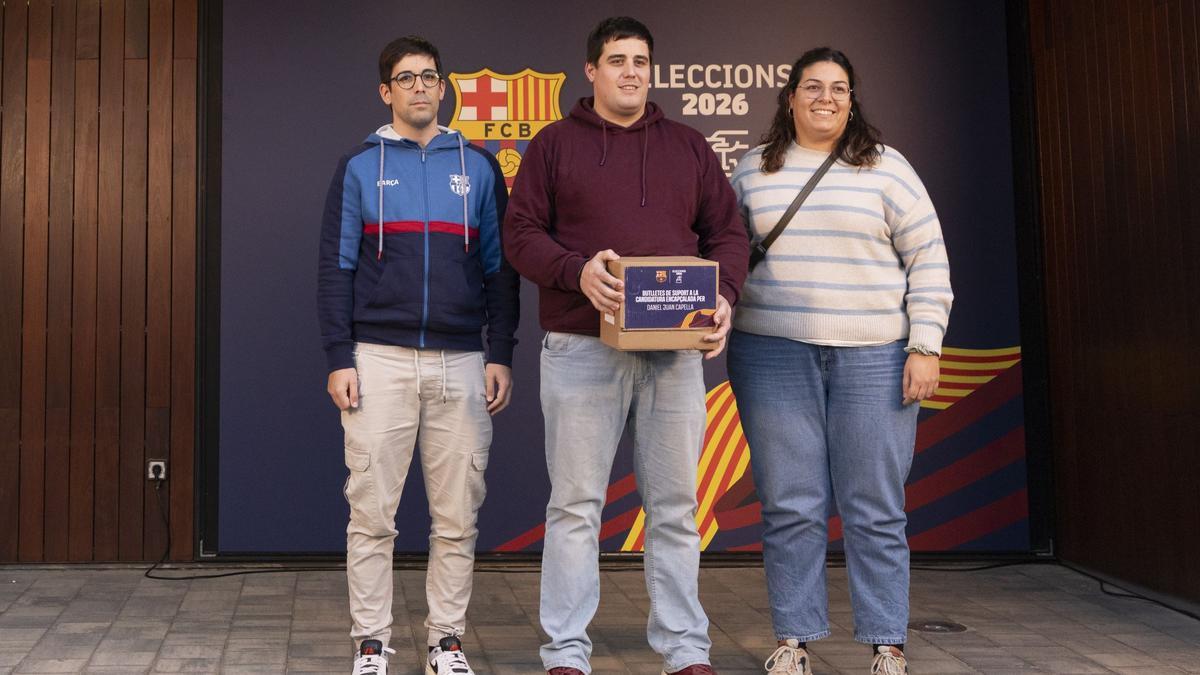 Al centre, l'aspirant gironí a la presidència del FC Barcelona Daniel Juan.