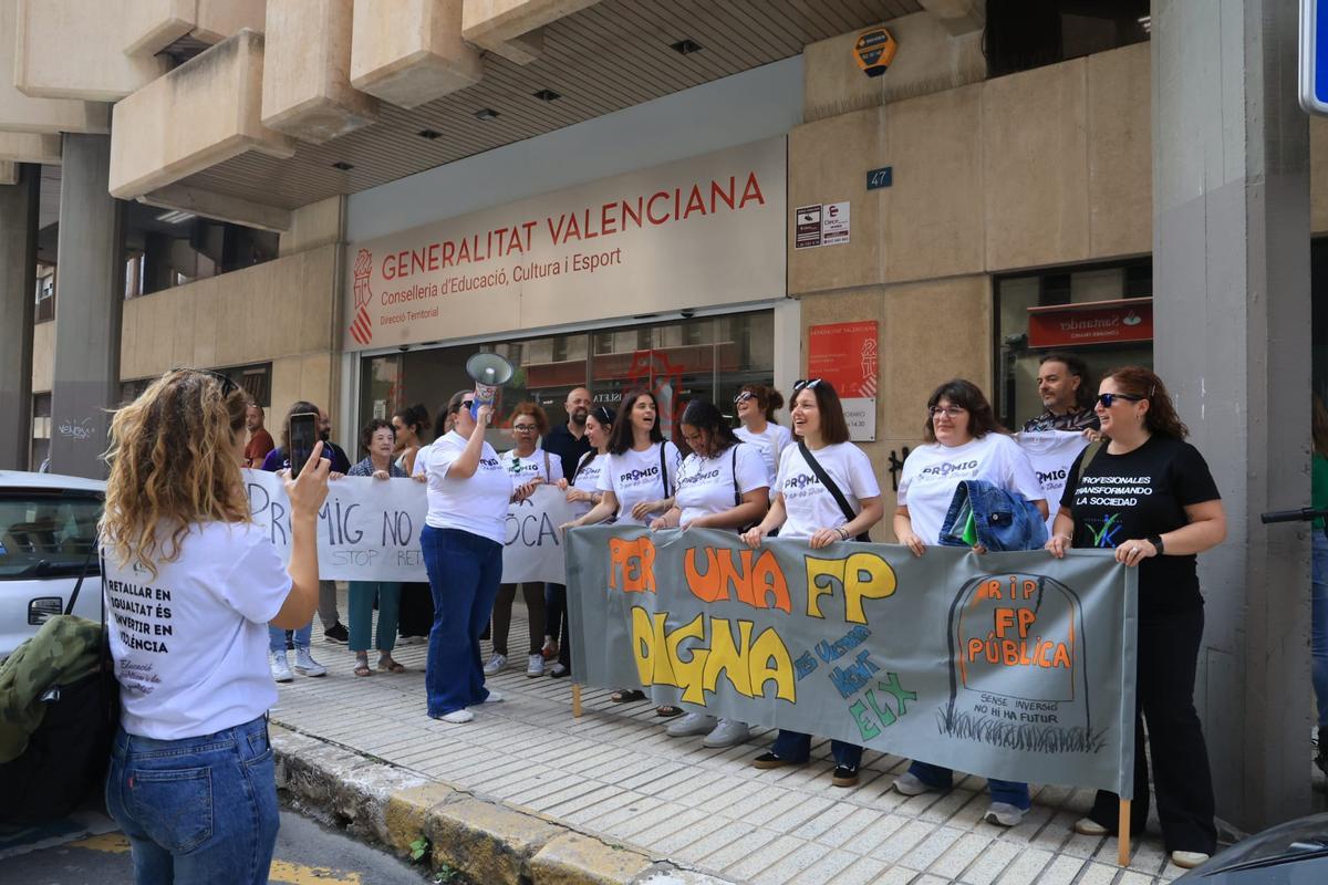 Concentración en la Dirección Territorial de Educación en Alicante por el recorte de ciclos de FP