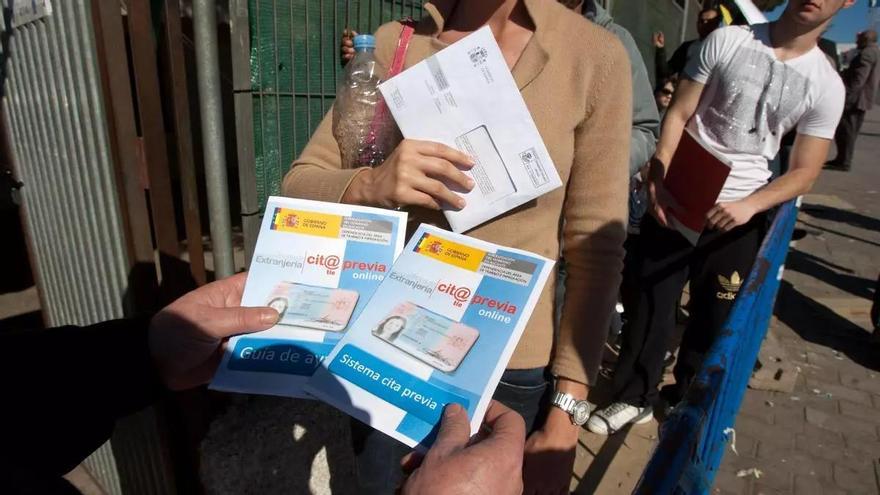 Las mafias llegan a ganar 200.000 euros al mes al acaparar y vender citas de extranjería