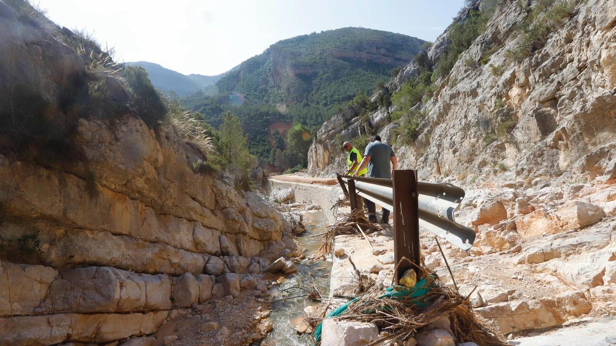 Una carrertera completamente arrasada tras el paso del agua, casi 8 meses después de la dana.