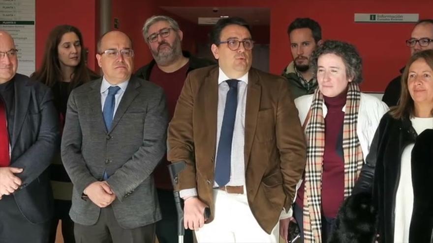 Vergeles presenta el nuevo hospital de Cáceres a los alcaldes de la provincia