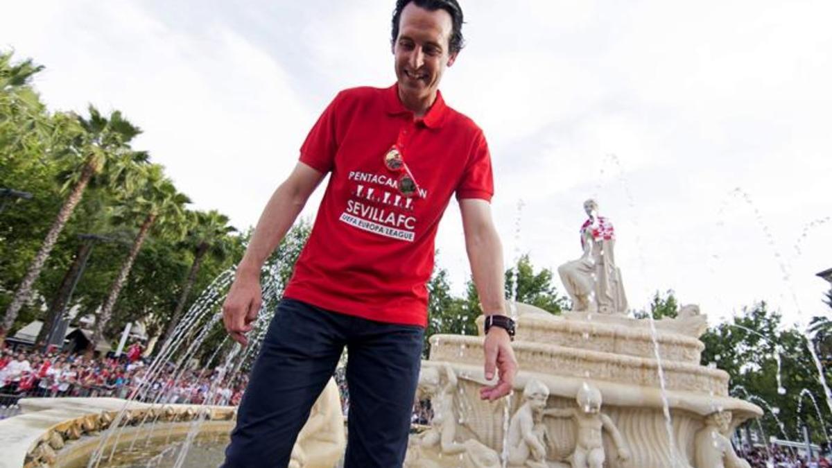 Unai Emery, técnico del Sevilla, en la fuente de la Puerta de Jerez