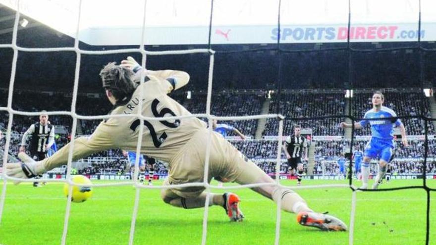 El portero del Newcastle, el holandés Krul, desvía el penalti lanzado por Frank Lampard.