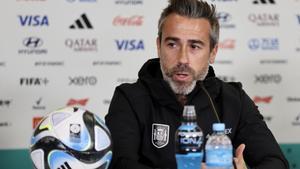 El seleccionador de fútbol de España, Jorge Vilda (d), habla en la conferencia de prensa previa a la Copa Mundial Femenina de la FIFA en el Regional Stadium de Wellington (Nueva Zelanda), este 20 de julio de 2023. EFE/EPA/Ritchie B. Tongo