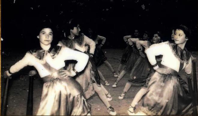 Imágenes de las primeras mujeres de la Dansa dels Porrots de Silla entre 1949 y 1964.
