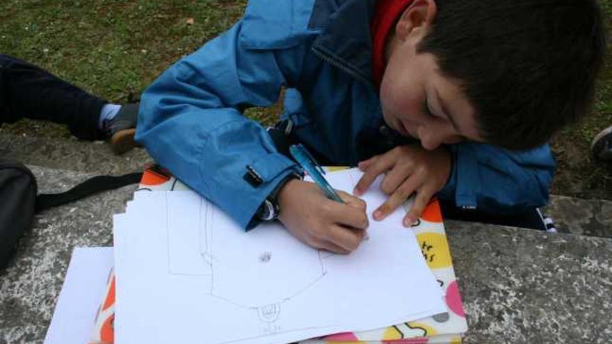 Un escolar pintando la capilla de Santa María del Campo, en una edición anterior del programa.