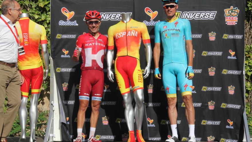 Luis León, junto al jersey que lucirá España en Río.