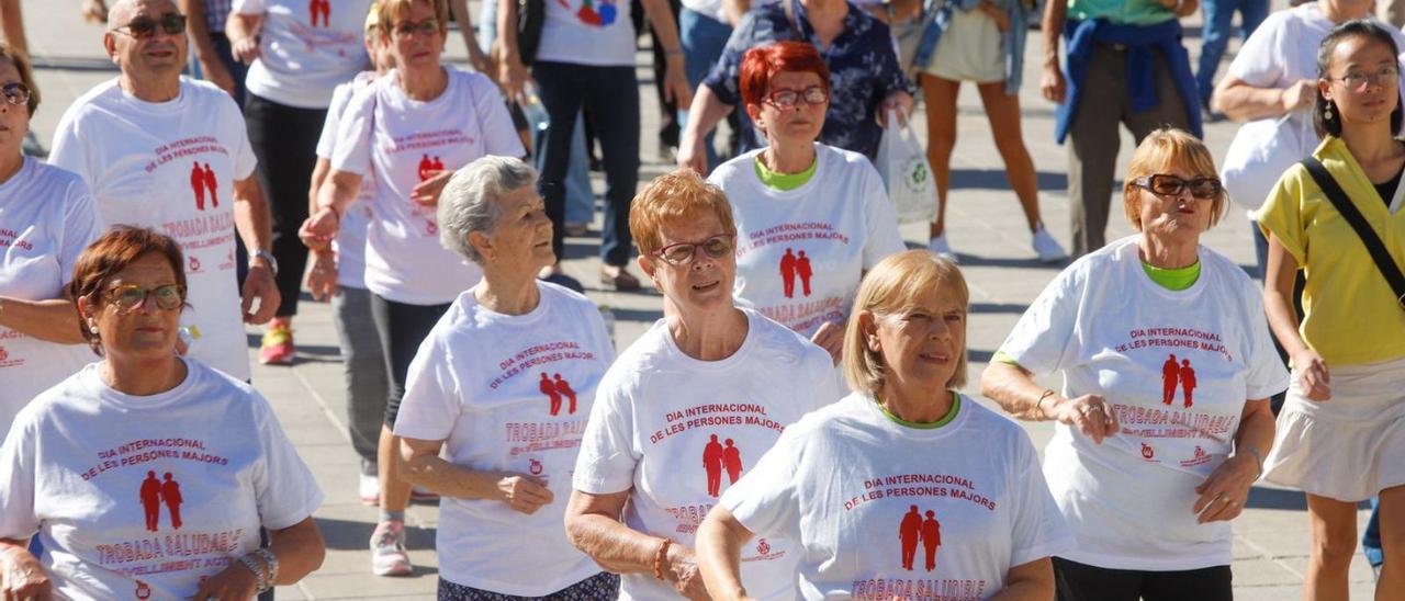 Un grupo de mujeres realiza una actividad en octubre en la Plaza del Ayuntamiento de València. | EDUARDO RIPOLL