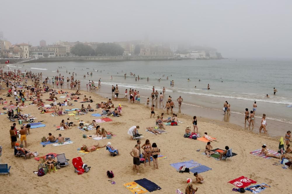 El manto de niebla sigue cubriendo Gijón