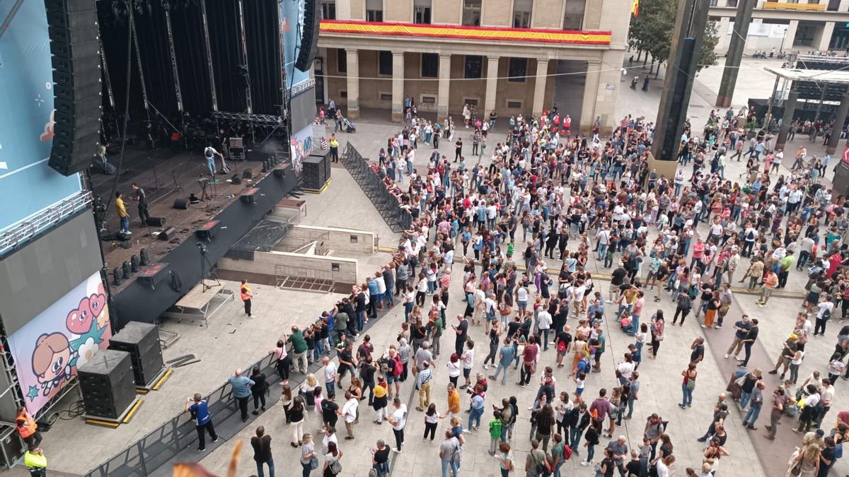 Zaragoza ha detenido las Fiestas del Pilar cinco minutos en repulsa por la agresión sexista.