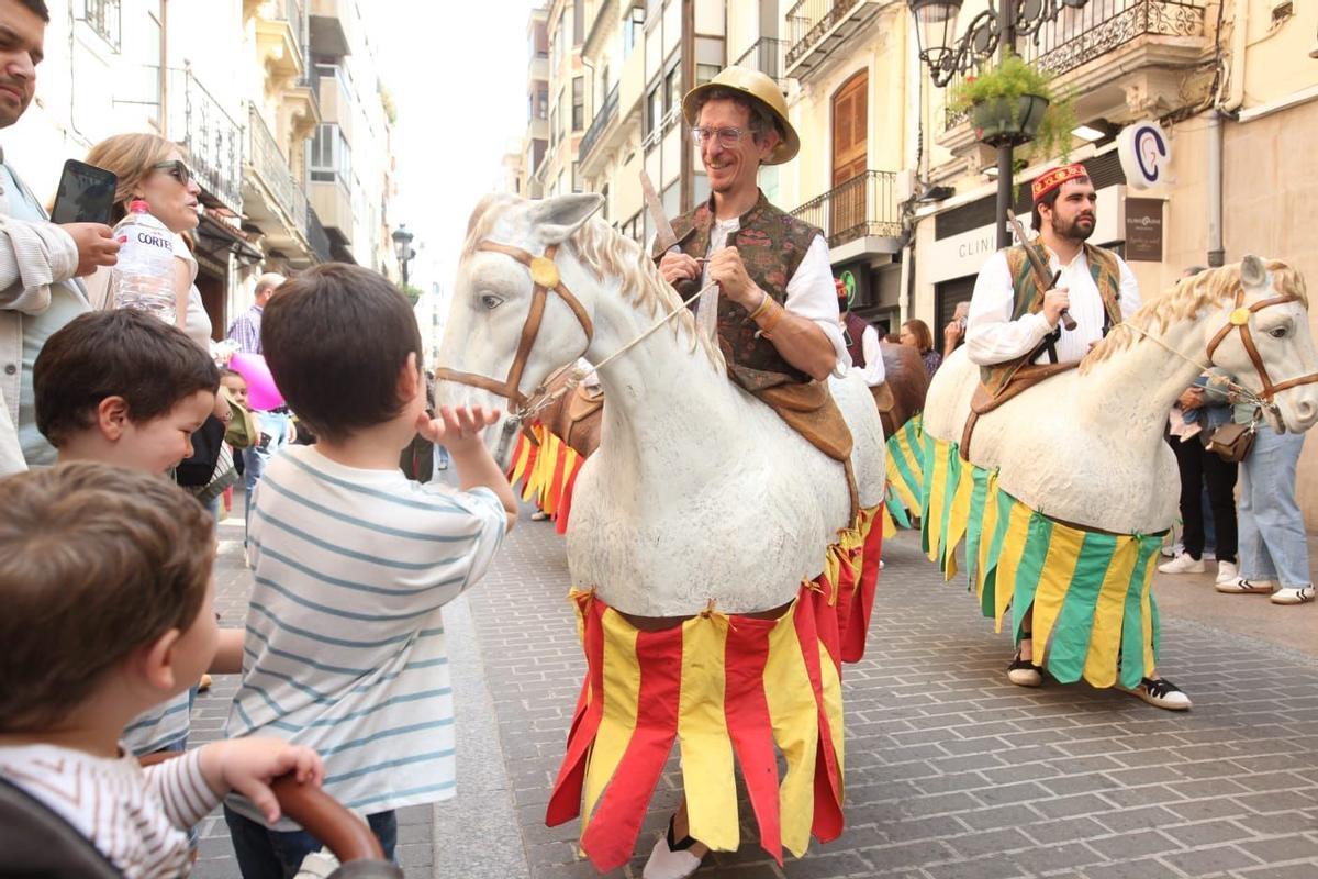Un 'cavallet', junto a unos niños, este sábado en el pregonet.