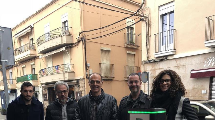 Representants de l&#039;Ajuntament i de l&#039;empresa al punt de recàrrega