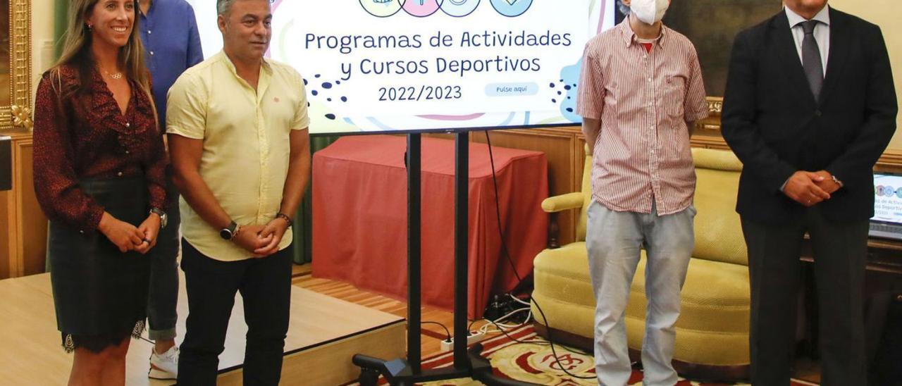 Los concejales Ángela Pumariega, José Carlos Fernández Sarasola, José Ramón Tuero, Rufino Fernández y Eladio de la Concha, en la presentación del programa municipal de deportes. | Marcos León