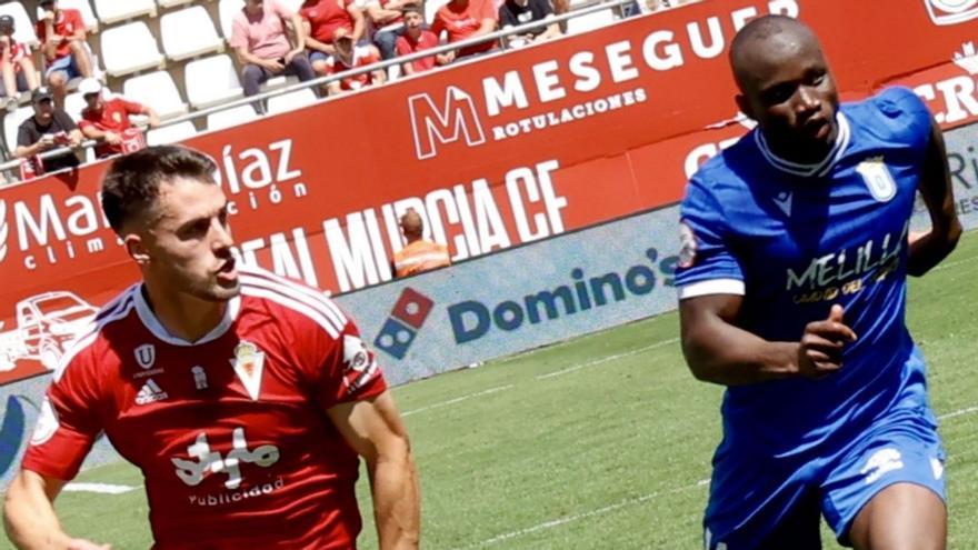 Dani Vega, del Real Murcia, conduciendo el balón durante el partido ante el Melilla.  | JUAN CARLOS CAVAL