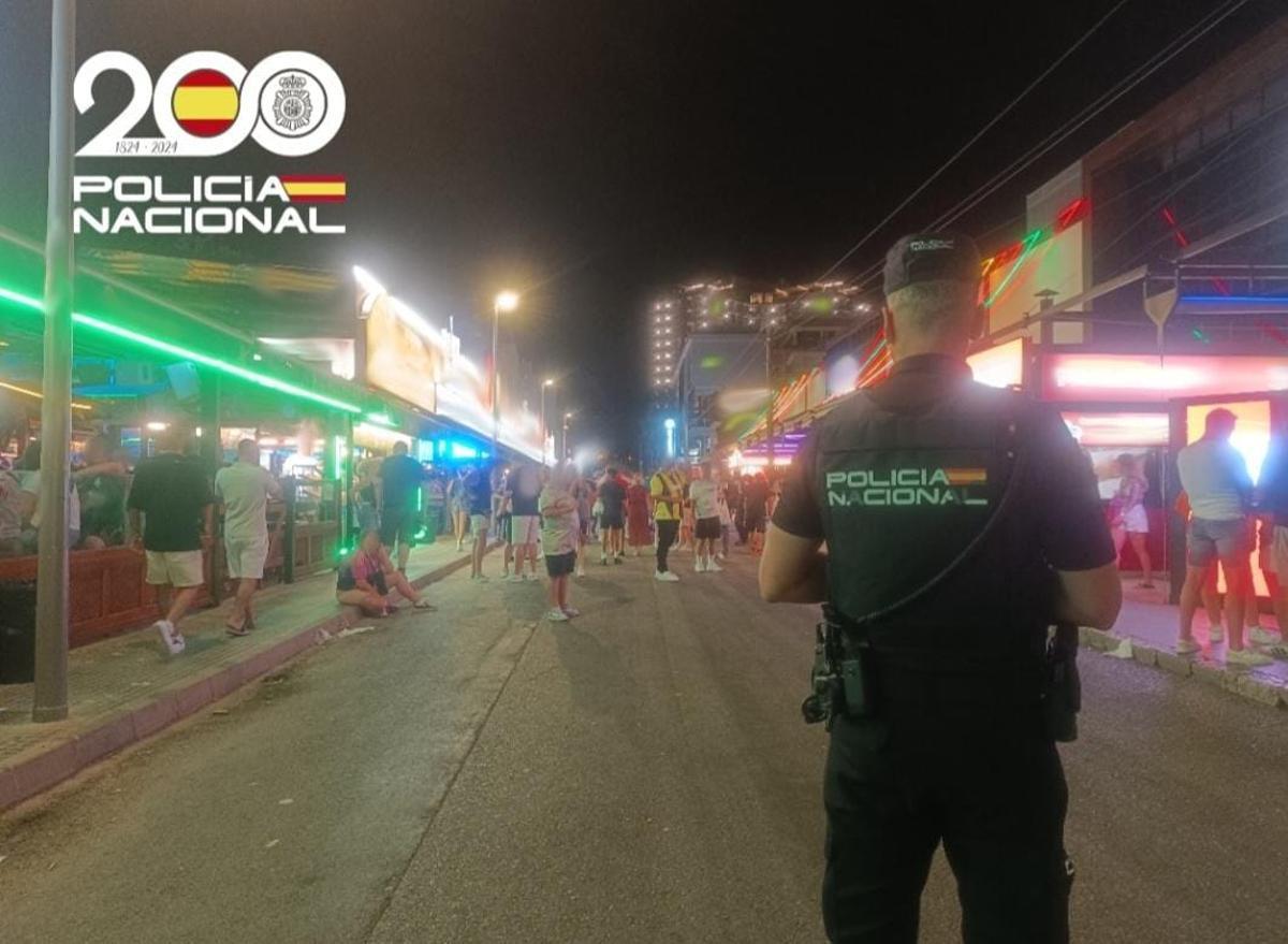 Un agente de la Policía Nacional en la Playa de Palma.