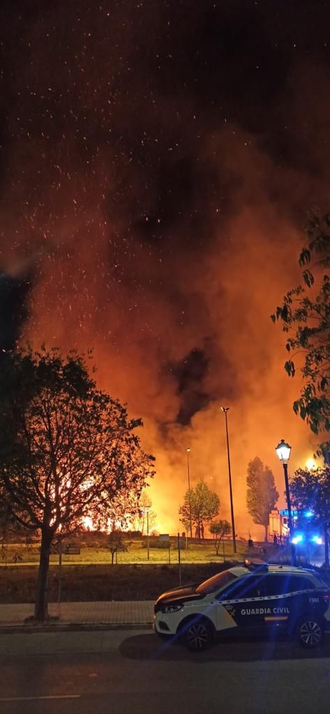 "Impresionante" incendio en Requena esta noche