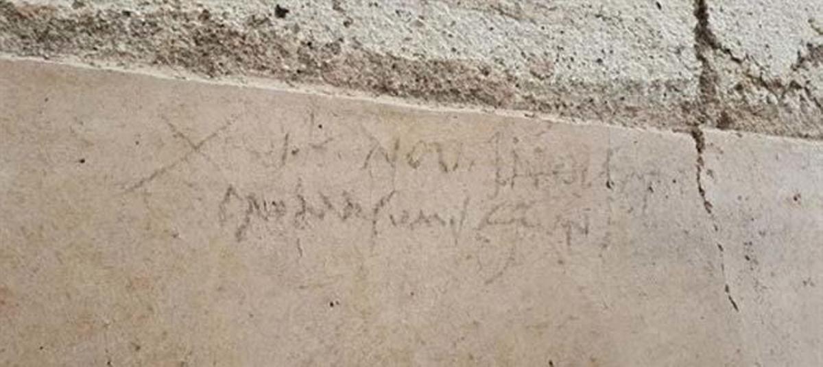 La inscripción cuestiona la fecha de la erupción.