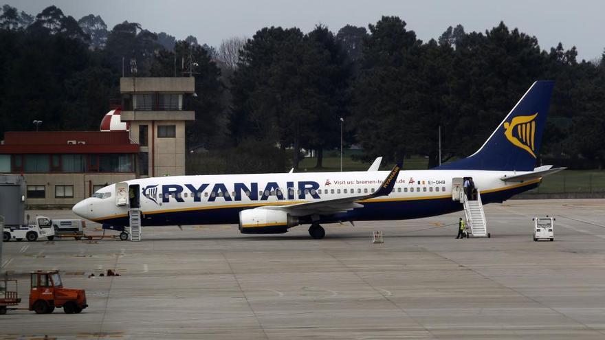 Un avión de Ryanair en un aeropuerto.