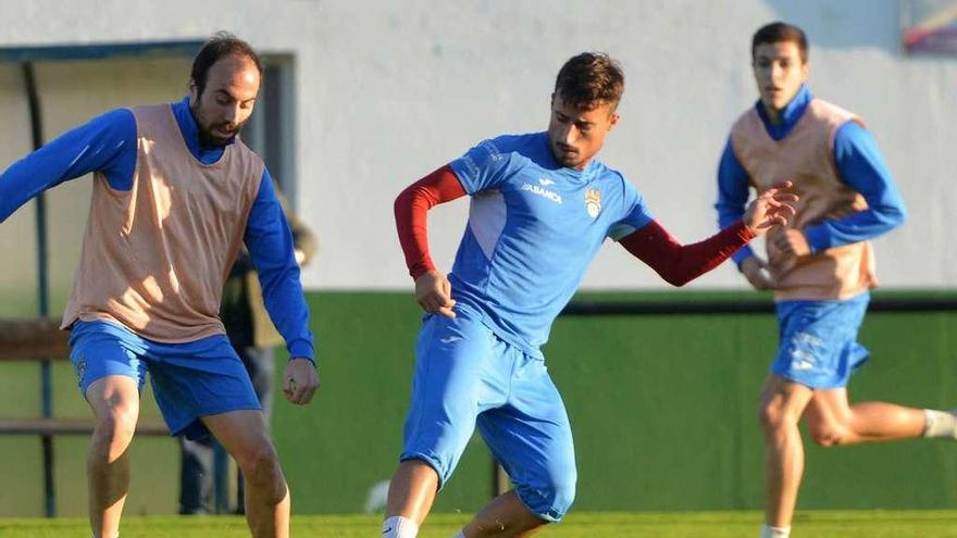 Mouriño, Jacobo y Miki durante el entrenamiento de ayer en A Seca. // Gustavo Santos