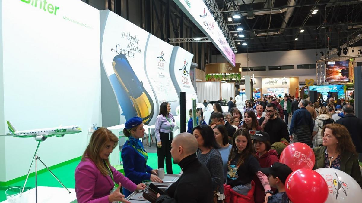 Éxito de visitantes y reuniones en Fitur para conocer el servicio diferencial de Binter y sus nuevos vuelos con Madrid.