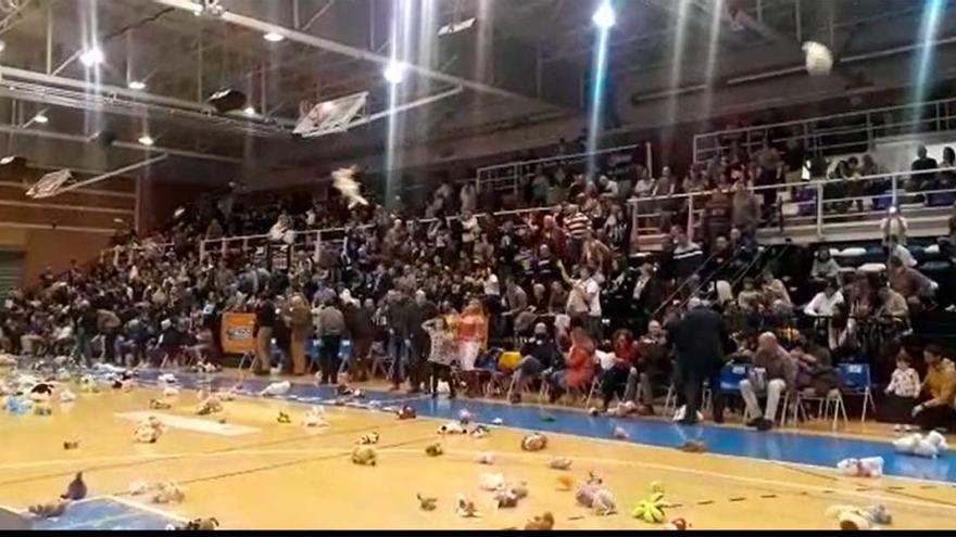 Los peluches vuelan para los niños desfavorecidos durante el descanso del partido del Oviedo Baloncesto