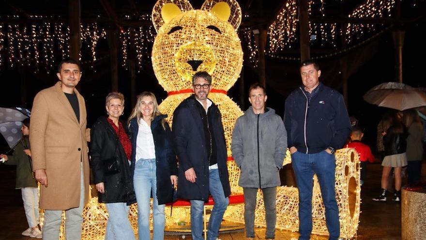 No centro, o alcalde Luis Oujo no encendido do alumeado do ano pasado. | CEDIDA