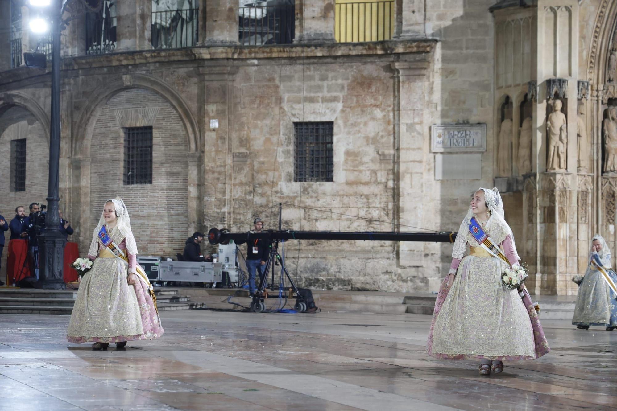 Ofrenda Fallas 2023 | Así ha sido la llegada de Paula Nieto a la plaza de la Virgen