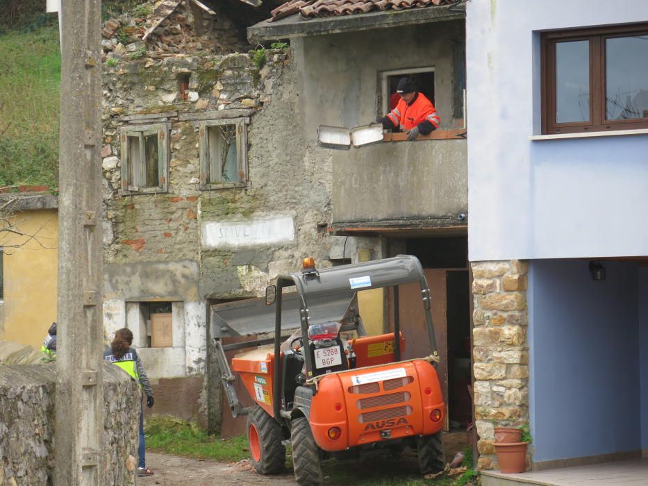 Operarios del Ayuntamiento saca de la casa maletas y enseres